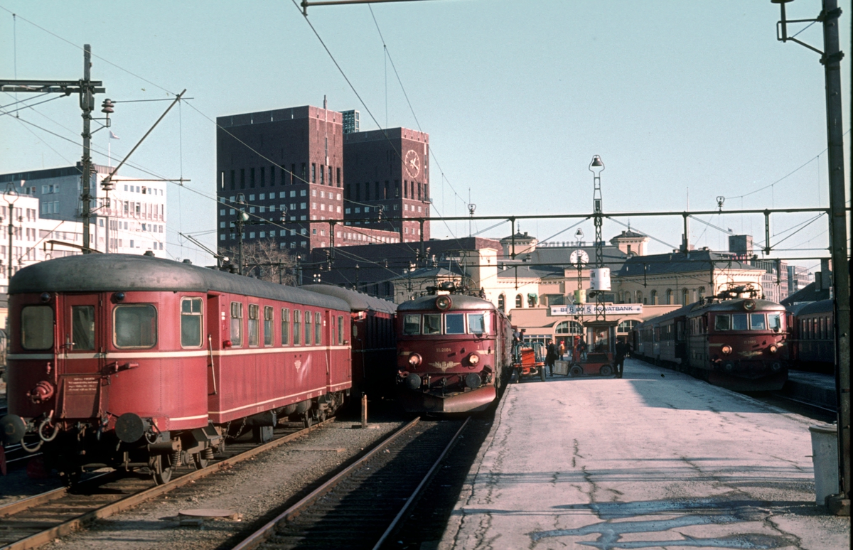 Oslo Vestbanestasjon med styrevogn BFS 86, og lokomotiver type El 11 med tog til Skien over Kongsberg, tog 501, og Vestfoldbanen, tog 807.