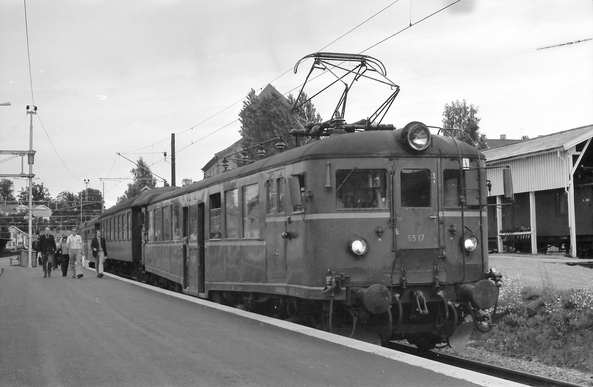 Lokaltog Asker - Spikkestad med motorvogn BM 65 17 i Asker stasjon.