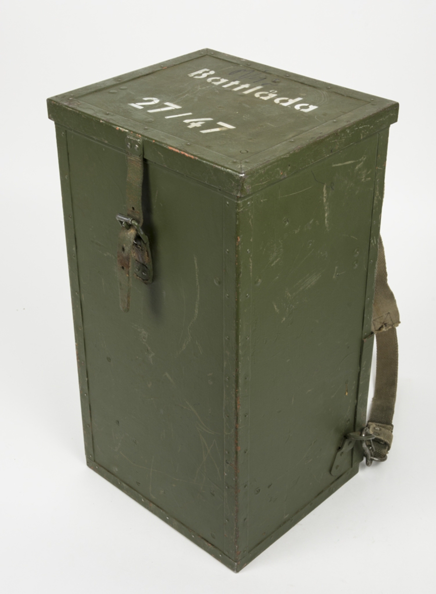 Batterikikare m/42 i låda. Lådan har bärremmar och stoppning för att kunna bäras på rygen.