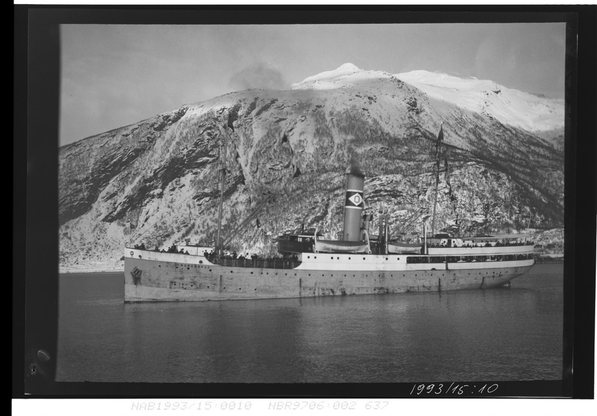 ODS Nordnorge ligger på Narvik havn, Fagernesfjellet i bakgrunnen. Ofotens dampskipsselskap
