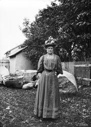 Løten eller Gjøvik.
Ukjent kvinne fotografert på ukjent ste