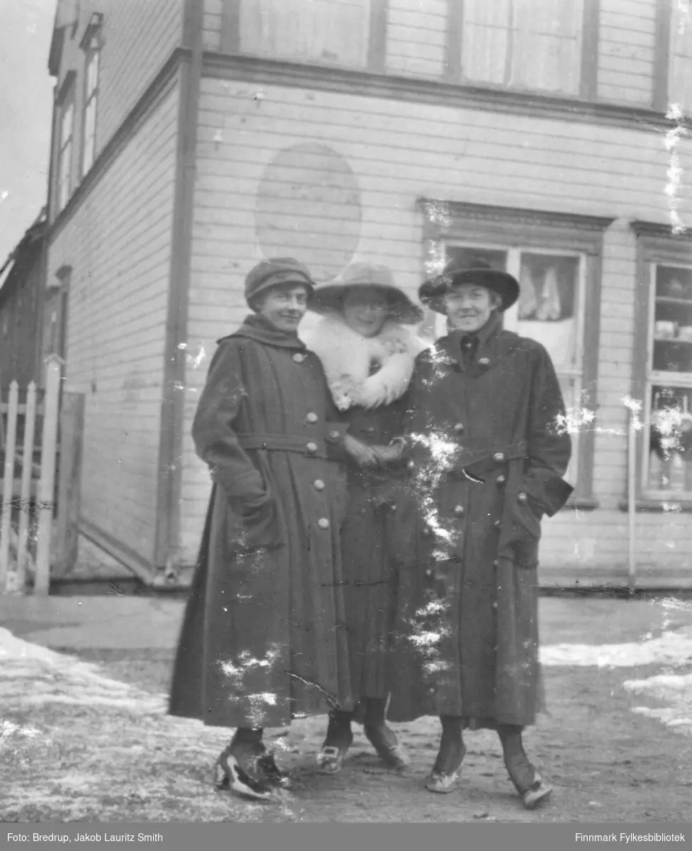 Tre kvinner fotografert foran R.G. Esbensens hus i sentrum av Vadsø