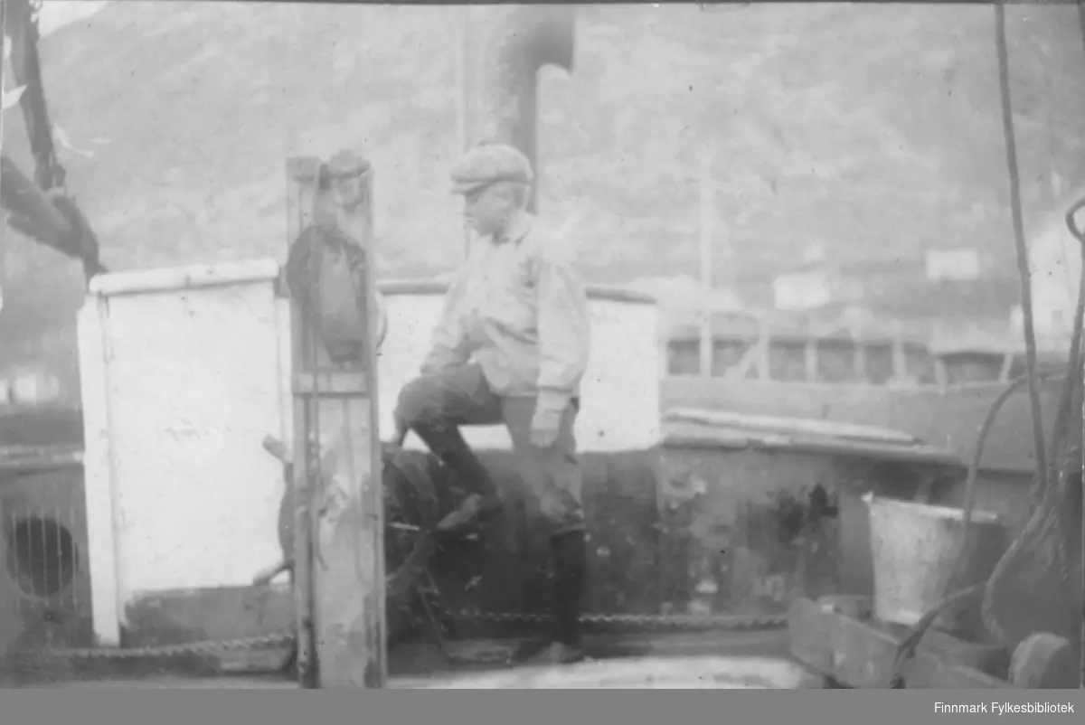 Gutt ombord i en større båt, Bergsfjord?