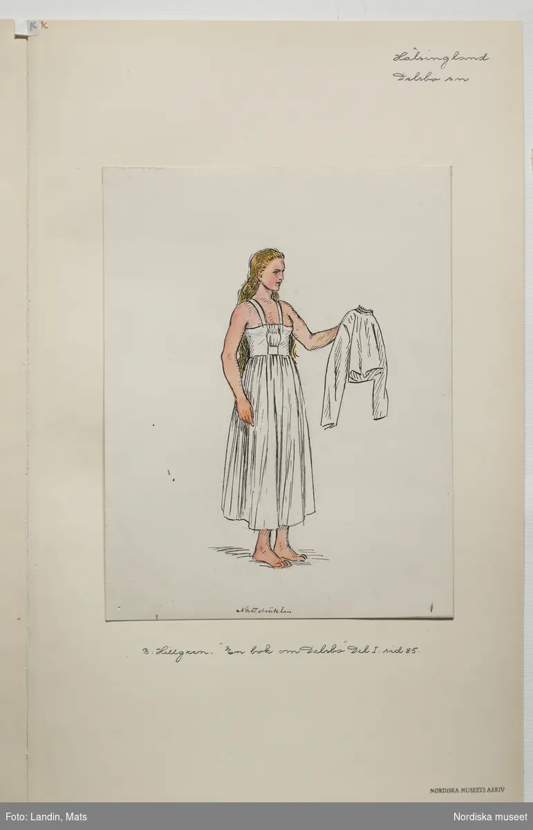 Teckning av kvinna i "nattdräkten." Hälsingland, "En bok om Delsbo, Del 1 s, 85." Hon bär särk med rynkor fram och i handen bär hon en överdel.