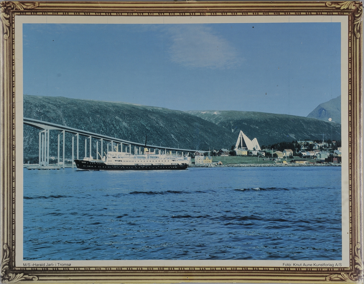 Foto av hurtigruta M/S Harald Jarl i Tromsø. Fotoet er trykket på kraftig papp. Bildet er rammet inn av en hvit ramme med info om produsent, så av forgylt "ramme".
