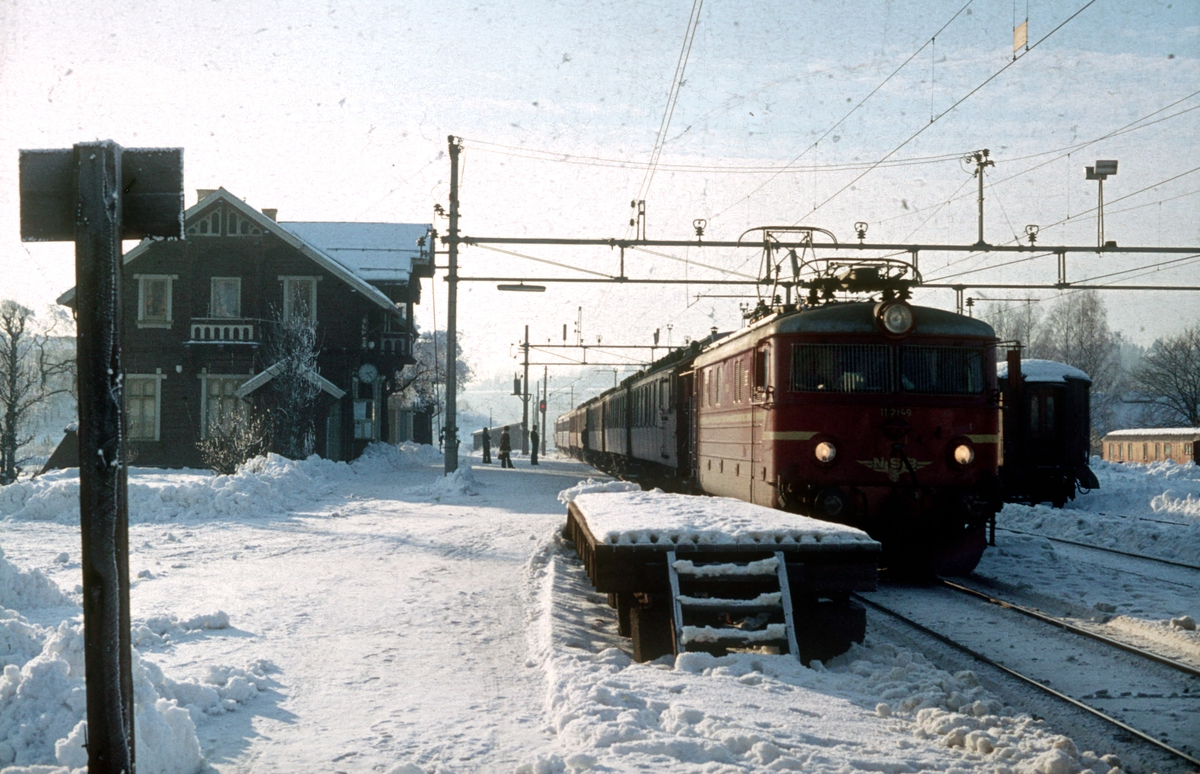 Persontog 207 Oslo Ø - Gjøvik i Kjelsås stasjon. Elektrisk lokomotiv type El 11