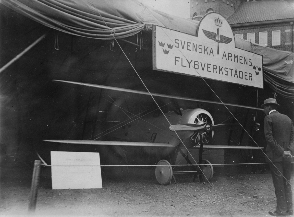 Första exemplaret av flygplan typ Tummeliten utställd på industriutställningen på Linköpings allmänna läroverk, 1920.
