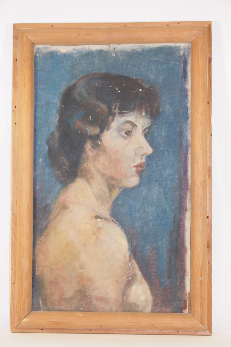 Motivet viser et kvinneprotrett  i profil, malt fra rett nedenfor skuldrene og opp. Kvinnen har mørkt, bølgende hår til nakken. Bildet har blå bakgrunn.