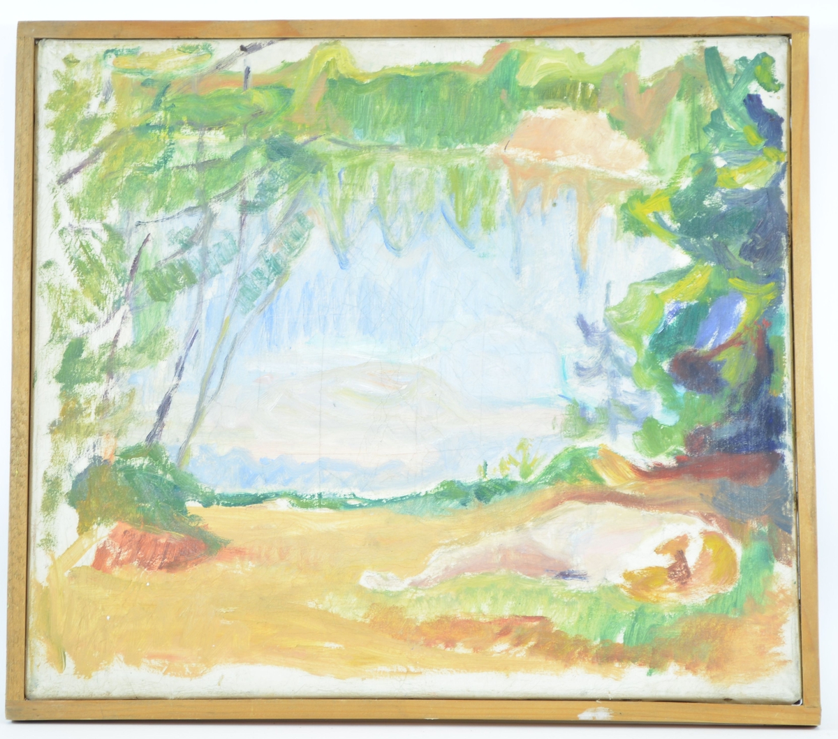 Motivet viser en landskapsscene, hvor en åpen eng er omkranset av skog. Til høyre i bildet ser man konturen av noe som kan være et menneske som ligger på rygg på bakken.