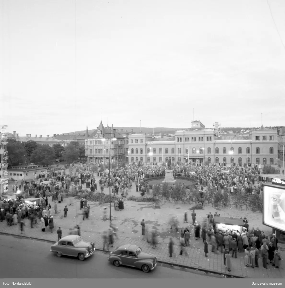 Midsommarfirande i Sundsvall med bland annat uppträdande och dans på Stora torget.