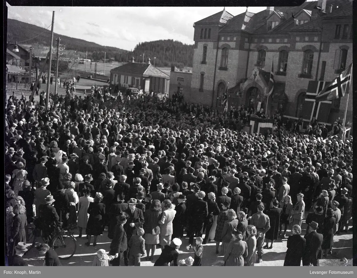 17.mai på Steinkjer. Folket samler seg foran Jernbanestasjonen.
