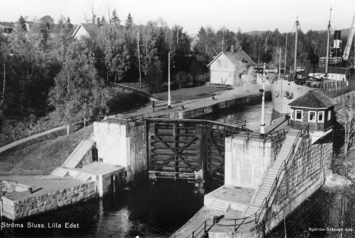 Ströms sluss. Hjärtum Uppförd 1909-16, strax väster om 1844-års sluss. Kanlakontor, manöverhytt samt slussvaktarbostad. Ströms sluss är en av 6 slussar i Göta älv.