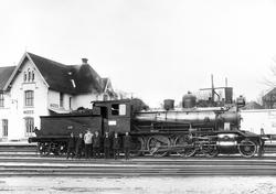 Damplokomotiv på Moss jernbanestasjon med togmannskap. Usikk