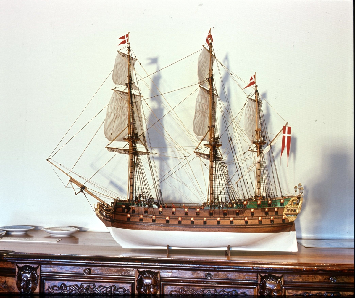 Motiv: Foto av modell av orlogsskiet NORSKE LØVE 1765