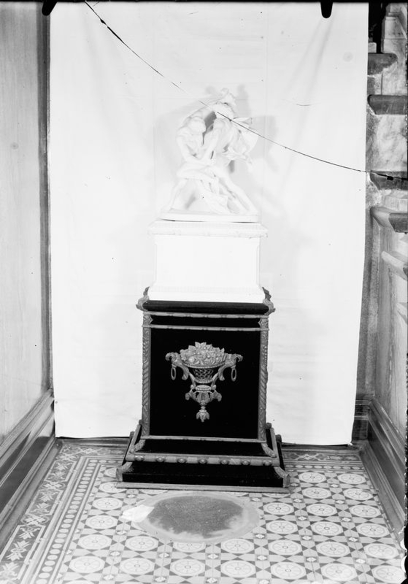 Vänersborgs museum. Bältesspännarna Parianfigur på piedestal.
