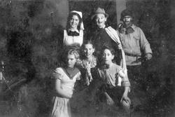 Gruppebilde av seks ungdommer i kostymer.