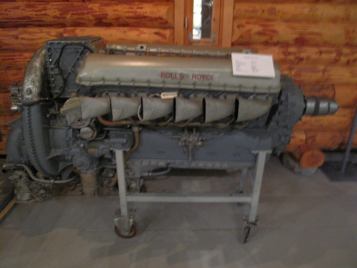 Stempelmotor med 12 sylindre, 27,2 liter, 1565 Hk, 2850 rpm, vekt 744 kg. Produsert i et antall av 15451 stk.