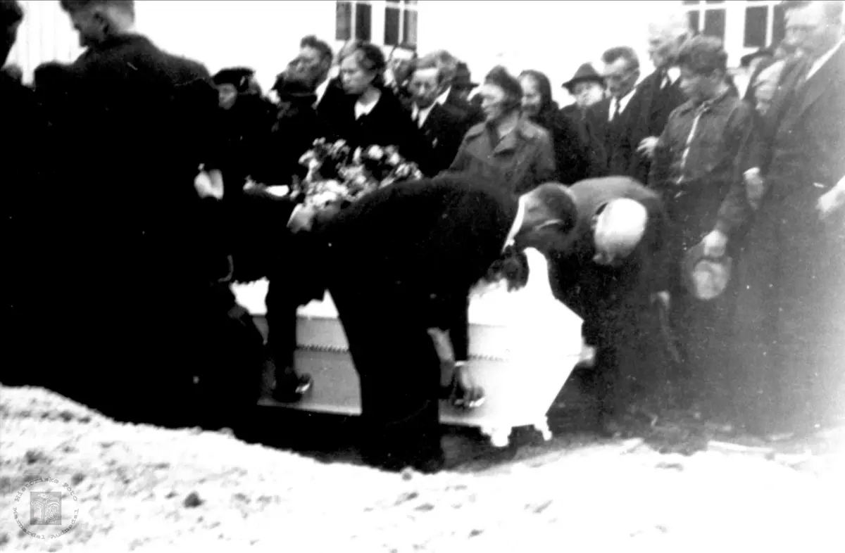 Ungdomshus brannen 1940, Begravelseskiste med 5 jenter