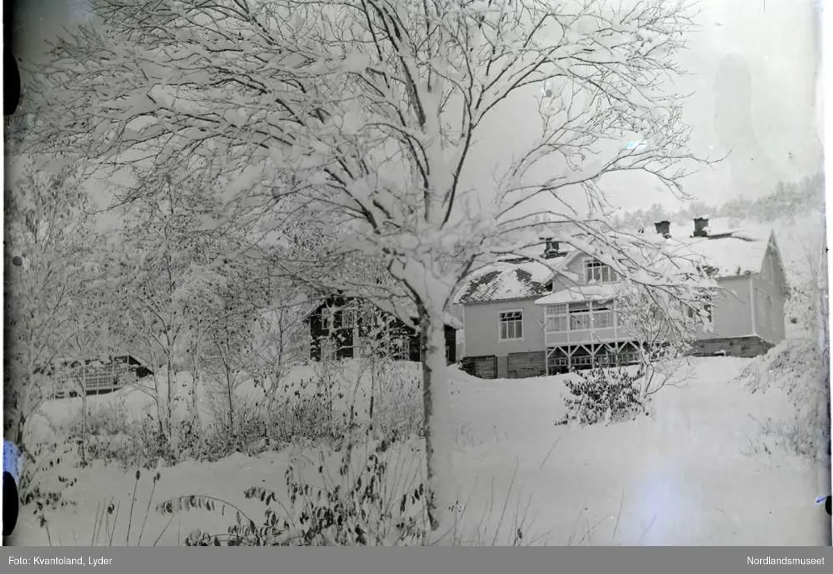Hus, vinter, snø, samme hus som avbilder på nummer SLH.F.000001-000007
Kvantolands protokoll: Røvik pleiehjem, vinter.
