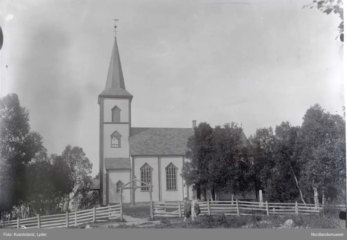 Røsvik kirke. To personer til venstre foran porten
