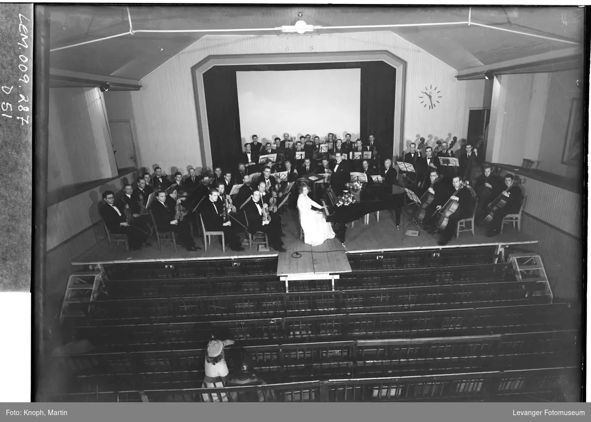 Symfoniorkesteret konserterer i Kinosalen.