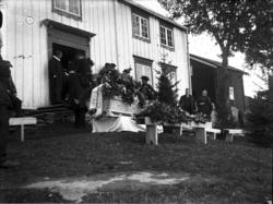 Begravelse, det synges ut fra heimen.