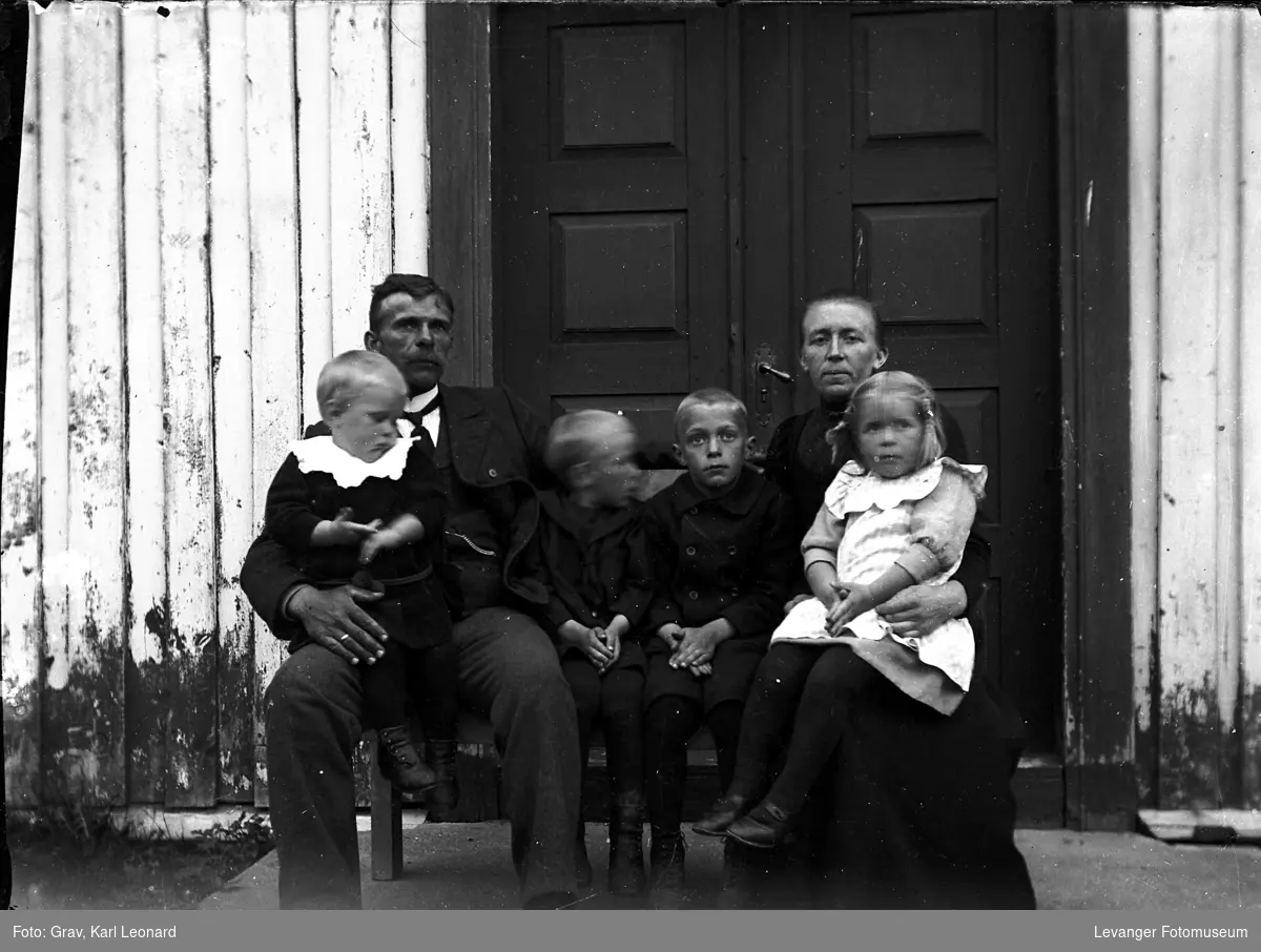 Gruppebilde, familie med fire barn på trapp.