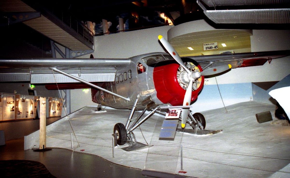 Ett fly, De Havilland DHC-3 Otter (Singel Otter), Canadisk lett transportfly i militær farge. Utrustet med ski/hjul understell.
