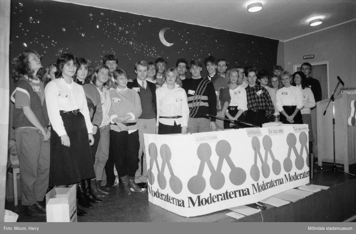 Bohusdistriktet av Moderata Ungdomsförbundet har sin distriktsstämma i Sinntorpsskolan i Lindome, år 1985.

För mer information om bilden se under tilläggsinformation.