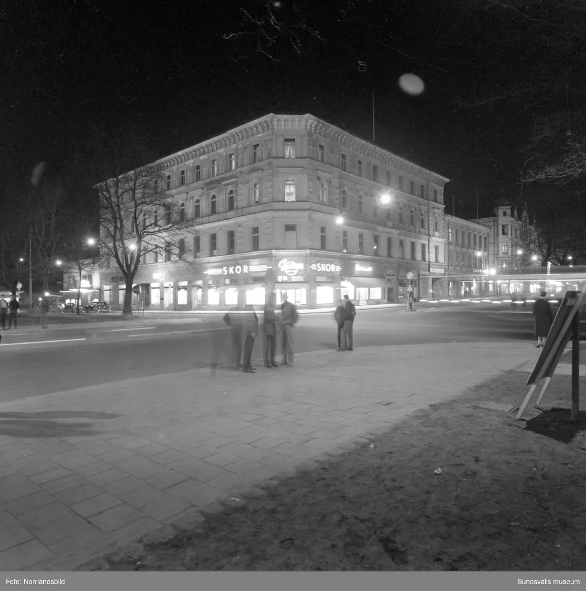 Kvällsbild vid korsningen Storgatan-Esplanaden (Sko-Ring).
