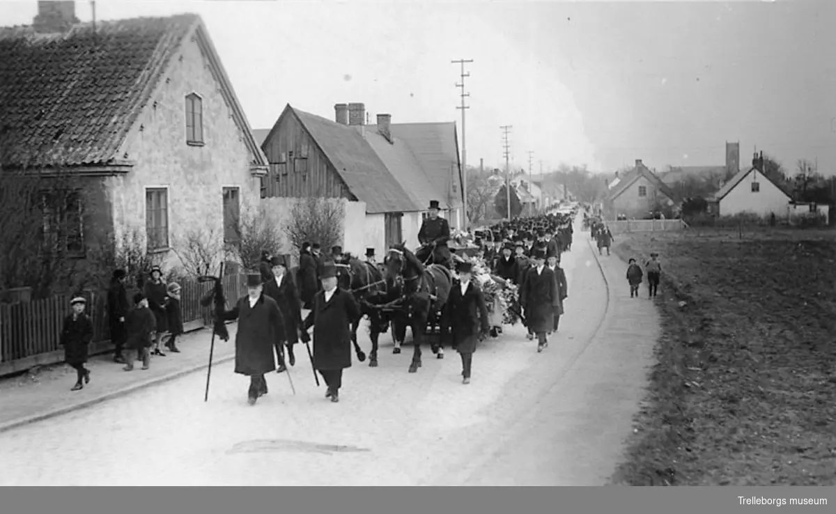 Häradshövning Frans Malmros begravning 1931. Prestaverande till vänster, förre borgmästare Knut v. Geijer. Till vänster Klörupsvägen 8 (Strandells)