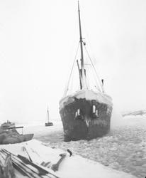 Dampskipet "Kong Haakon" legger ut fra kai ve dampskipsbrygg