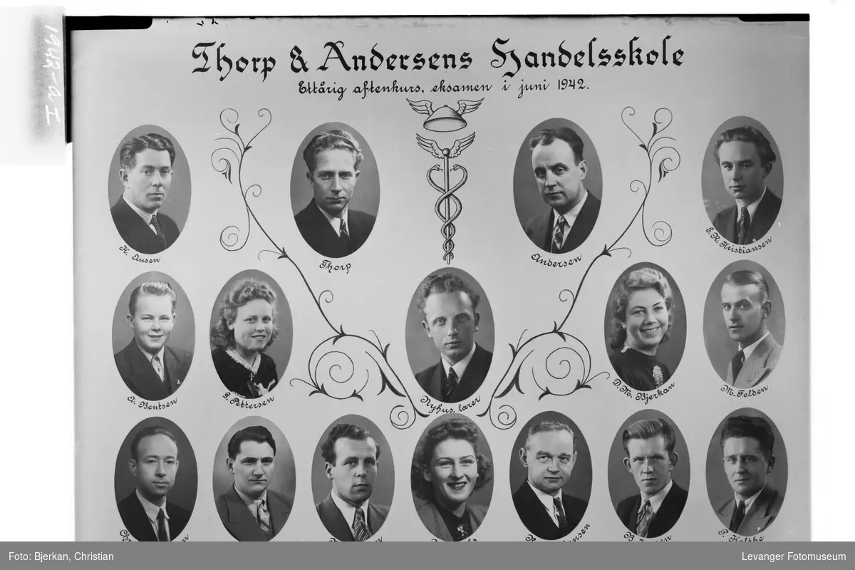 Thorp & Andersens Handelsskole. Ettårig aftenkurs, eksamen i juni 1942.