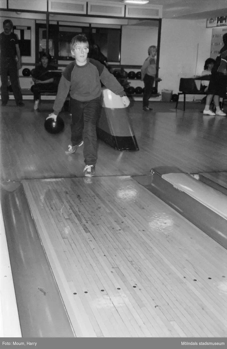 Bowling för barn under februarilovet i Mölndal, år 1985.

För mer information om bilden se under tilläggsinformation.