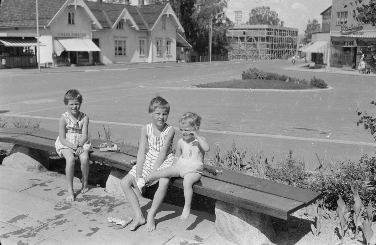 Tre barn på rådhusplassen. Leiret, Elverum.