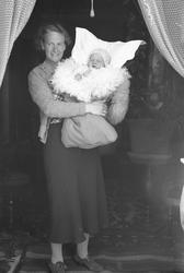 Kvinne bærer Kari Bull i skinnpose 17 April 1938