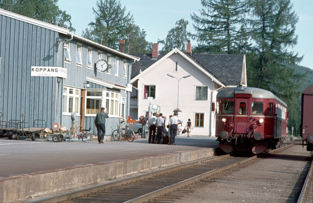 Persontog fra Hamar har ankommet Koppang stasjon. Motorvogn type BM 86