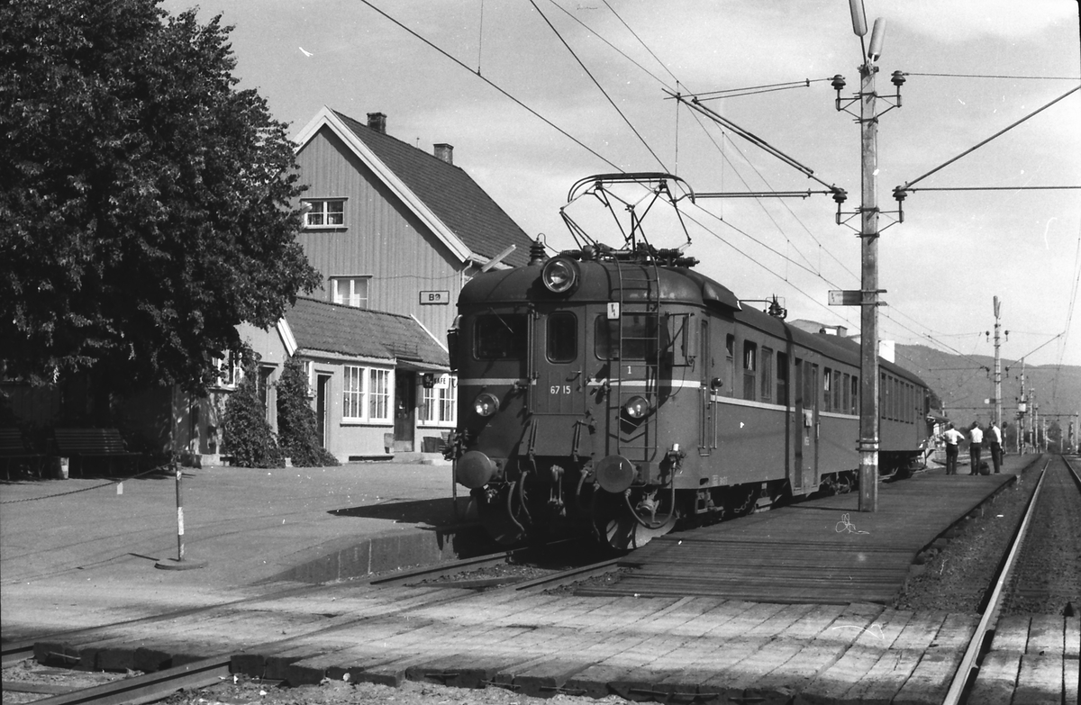 Bø stasjon. Lokaltoget Lunde - Nordagutu. NSB elektrisk motorvogn type 67, BM67 15, og styrevogn type 65.