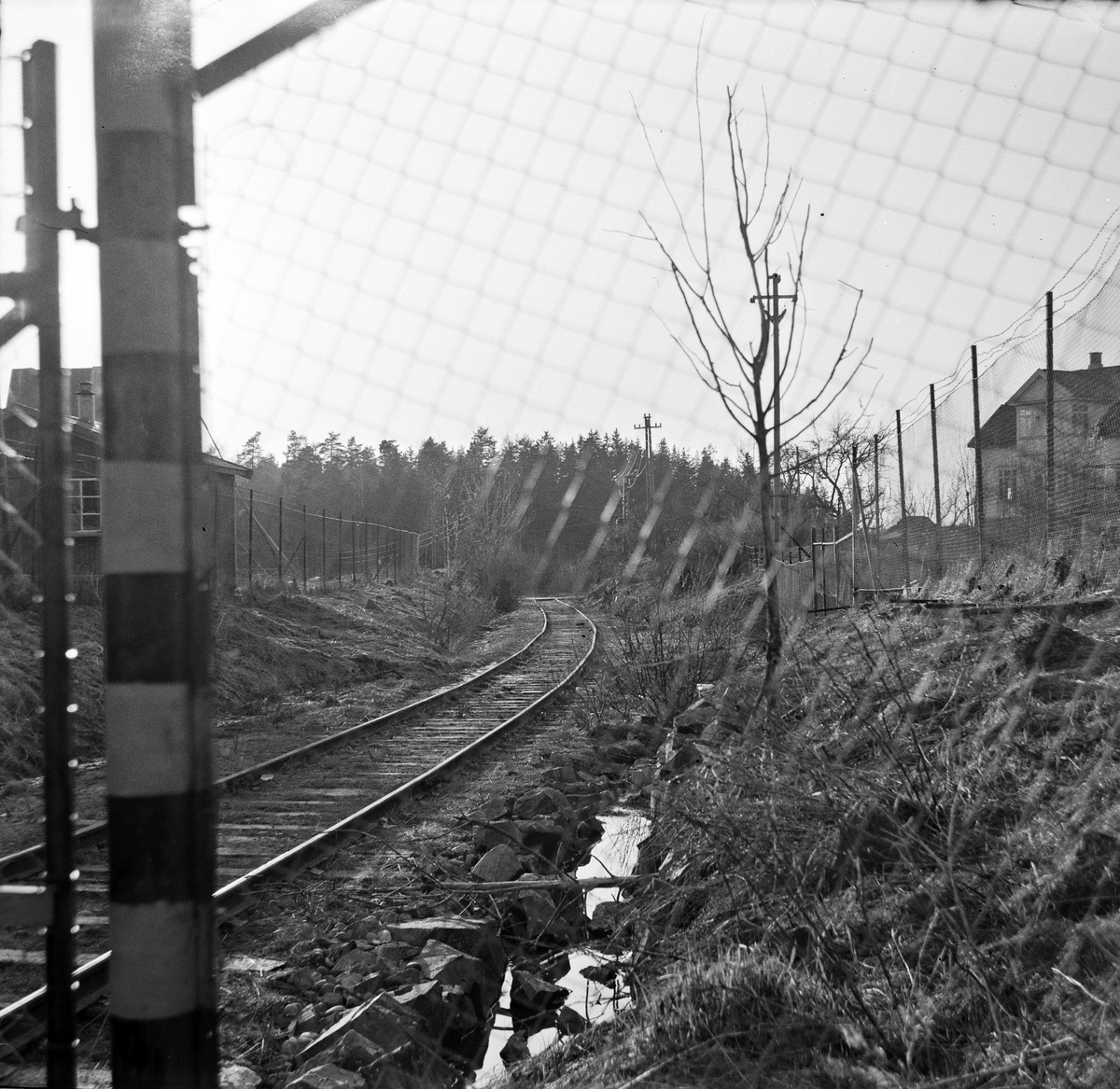 Fra nedlagt trase på Østfoldbanen ved Holmlia. Banen ble lagt om via Hauketo i 1925 i forbindelse med at Ljansviadukten ble tatt ut av bruk, men deler av den gamle traseen ble beholdt som sidespor.