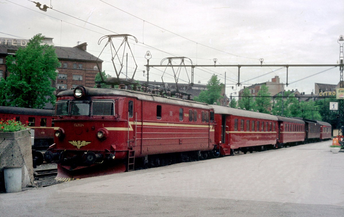 Sørlandsbanens daghurtigtog 702 har ankommet Oslo V. Bakerste del av toget er skiftet bort. NSB elektrisk lokomotiv El 13 2124.