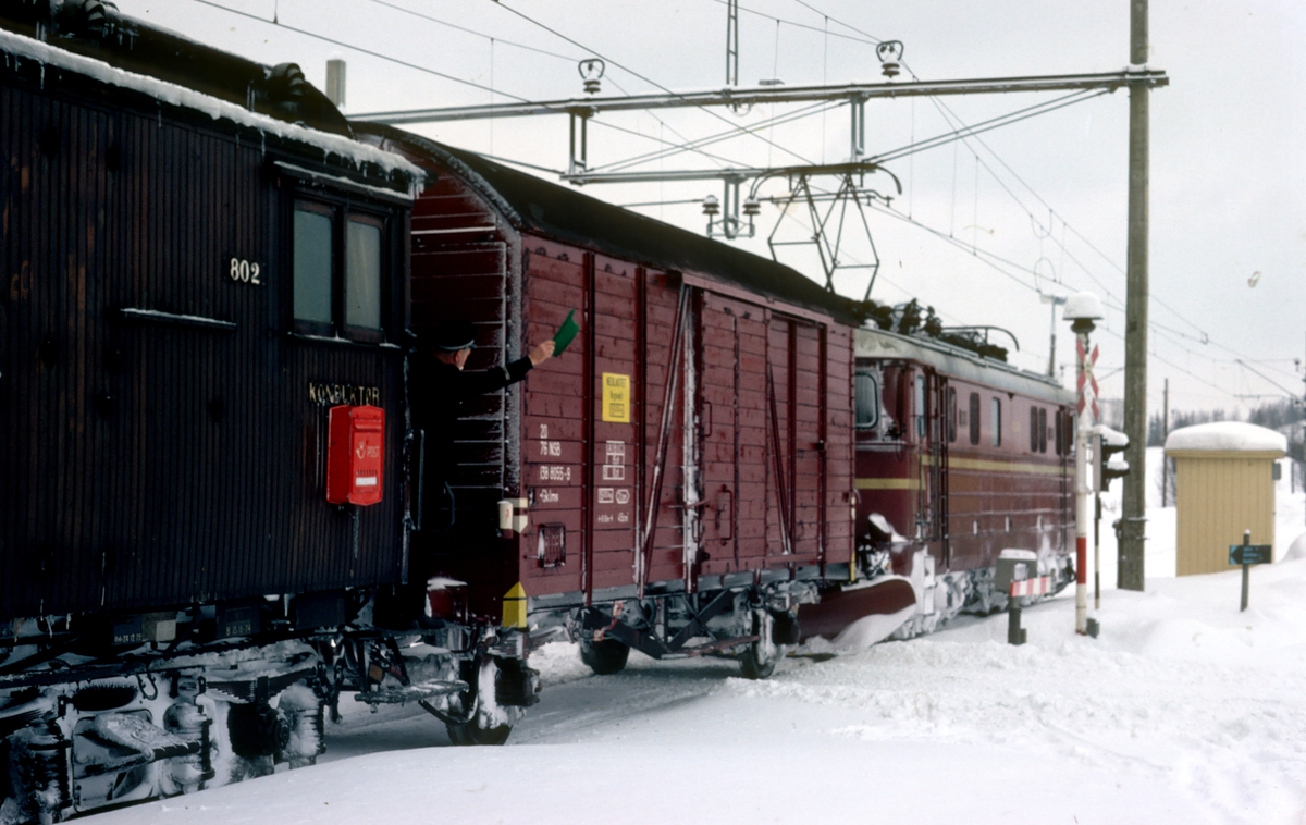 Togfører gir avgangssignal til lokomotivfører i tog 208 på Bleiken stasjon.