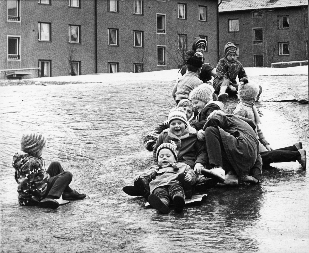 Lekande barn på Bangatan 19 - 21.