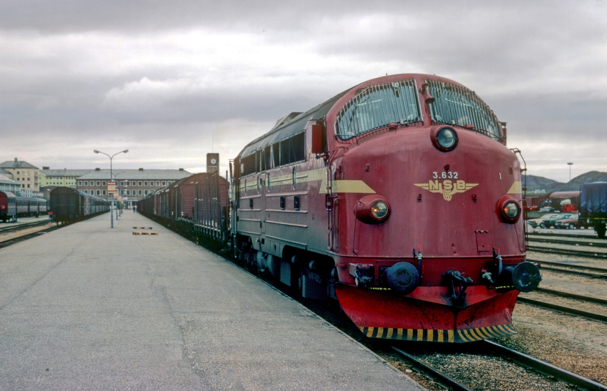 Godstog 5772 (Bodø - Trondheim) med dieselelektrisk lokomotiv Di 3 632.