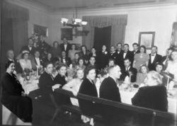 Bryllup, brudeparet og gjester fotografert i selskapet