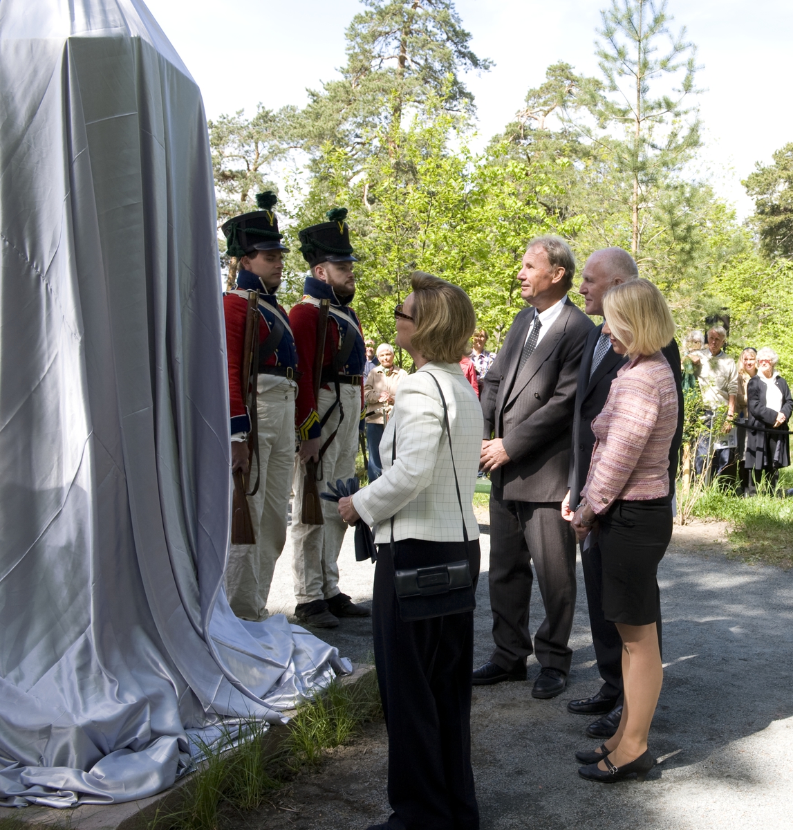 H.M. Dronningen avduker Christian August-monumentet i Kongeskogen på Bygdøy, 28. mai 2010 - på dagen 200 år etter Christian Augusts død. 