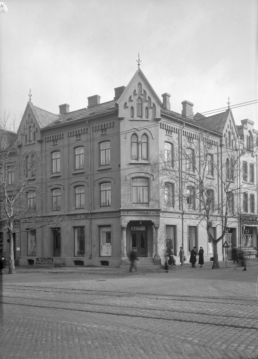 C.T. Johanssons gård, Dronningens gate 32