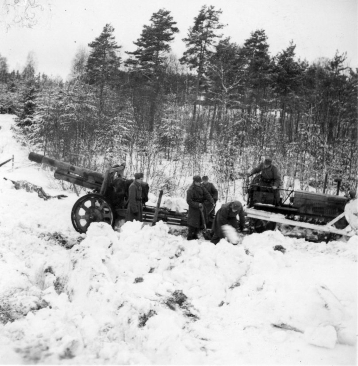 Haubits m/1938. 15 cm. Bandtraktor. Beredskap, vinter.