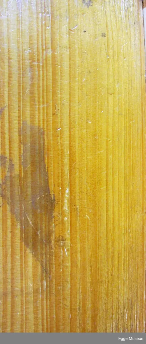 Vedprøve fra Amerikansk hvitgran som viser to radialsnitt, et tangentialsnitt og tverrsnitt. Prøven er med bark. Alle snitt (med unntak av det nedre tverrsnitt) er pusset og lakkert. Artsnavn er skrevet på pålimte papirlapper merket Statens skogskole. Brukt i undervisninga ved Skogskolen på Steinkjer.