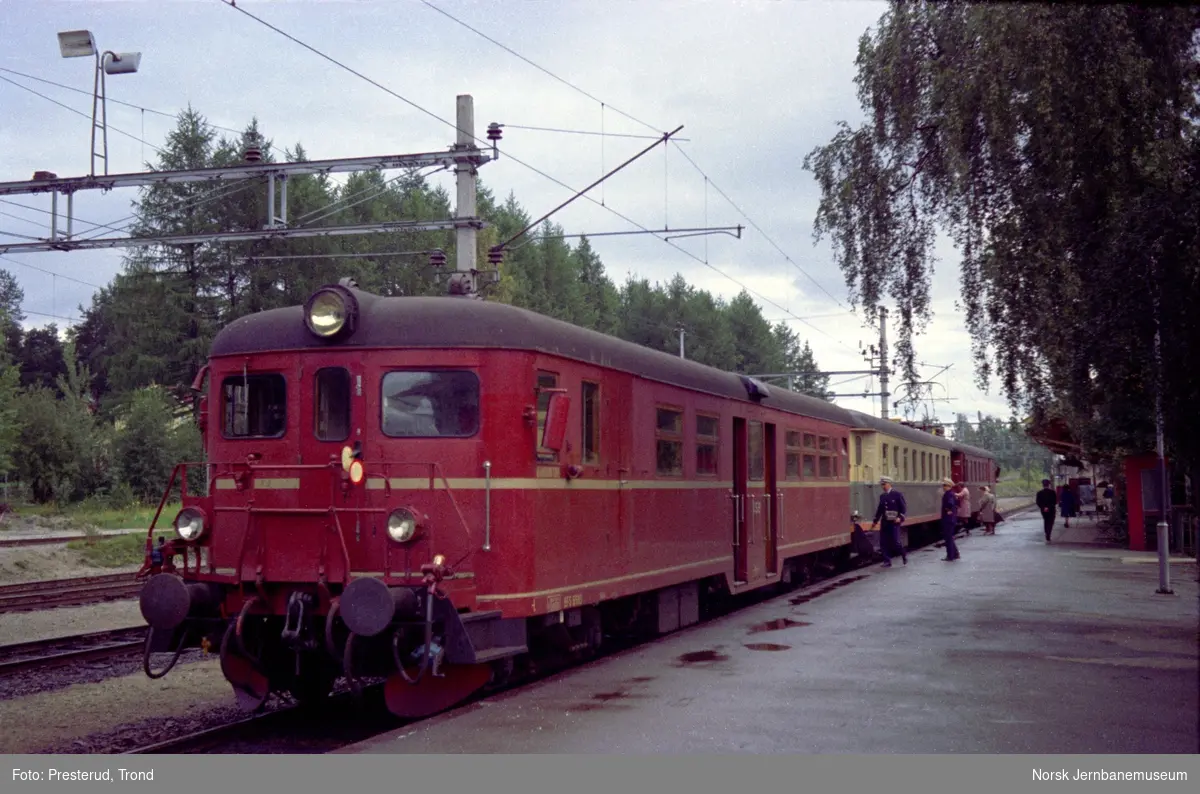 Motorvogntog på Vikersund stasjon med styrevogn BFS65 95 fremst