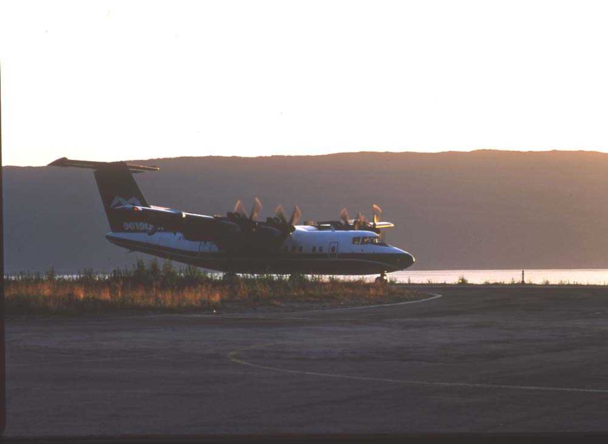 Lufthavn/flyplass. Narvik. Ett fly, DHC-7-102/ Dash 7 fra Widerøe, har nettopp landet. (backtracking).